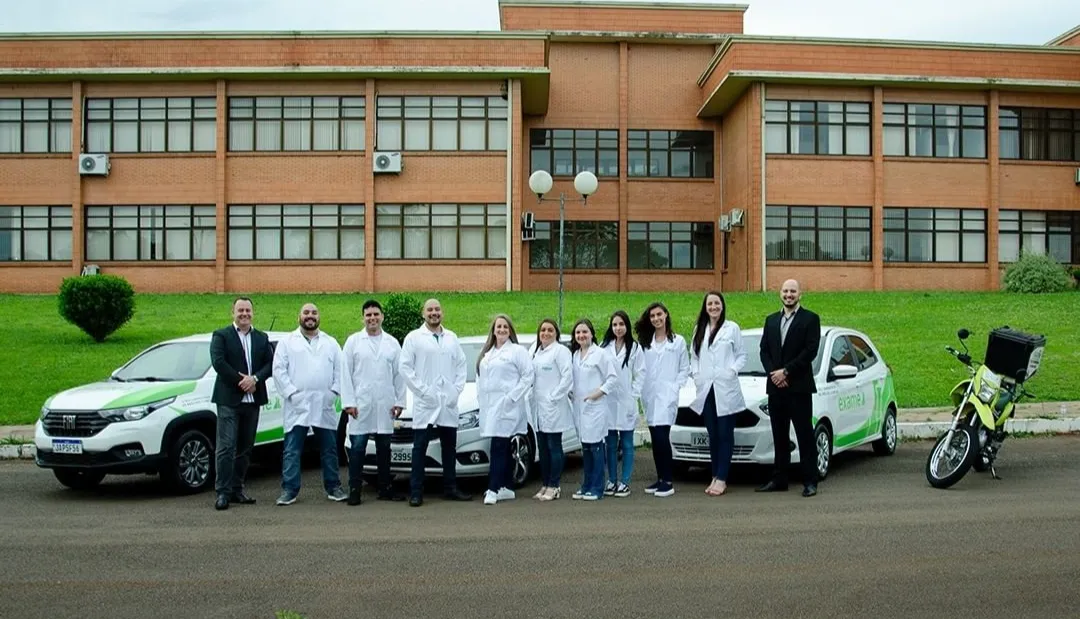 médicos e farmacêuticos do grupo exame